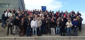 <span lang= es-es >Una imagen hist�rica</span>. La plantilla se reuni� en asamblea en el auditorio el 7 de febrero del 2015; tras un debate de hora y media los trabajadores aprobaron por amplia mayor�a el preacuerdo que pon�a fin a la huelga. Esta foto de familia rubric� la crucial decisi�n. 