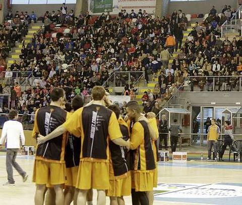 Los jugadores del B�squet Coru�a se abrazan tras finalizar un partido de la pasada campa�a. 