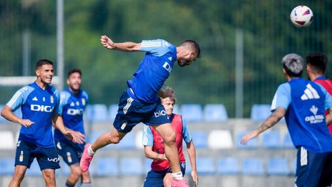 Borja Bastn cabecea un baln en el entrenamiento del Oviedo