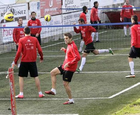 Los jugadores del Lugo, en una de sus habituales sesiones de f�tbol tenis.