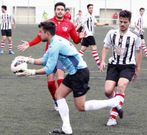 Iago, de frente, se lamenta por no poder llegar al bal�n. 