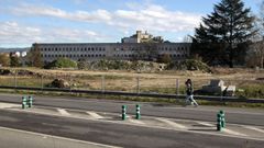 Tramo en el que la valla obliga a los peatones a caminar por el arc�n de la ronda urbana