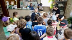 Alfonso Blanco, na Escola Habanera de Guitiriz, con rapaces do CEIP Lagostelle, na exposici�n que o colexio lle dedicou o mes pasado
