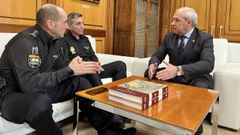 Tom�, con el inspector local y el comisario provincial (a la izquierda)