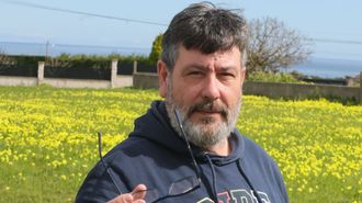 El focense Jos� Ram�n Rodr�guez Casti�eira, de la Asociaci�n Cuiden Maiores e Coidadores indica que un estudio elaborado en Catalu�a precisa que si los cuidados que prestan familiares a otros familiares dependientes en el hogar, especialmente mayores, fuesen remunerados econ�micamente, el salario �medio� de estas cuidadoras familiares ser�a de 2.800 euros brutos al mes. �Pasan as 24 horas do d�a, sen descansar ben, sen durmir, pendentes todo o tempo�, apunta