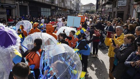 El multitudinario desfile escolar de entroido de Xinzo llen las calles del municipio