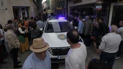 Una ambulancia tuvo que abrirse paso este domingo, con la ayuda de la Polic�a Local, entre la multitud que disfrutaba de la Feira Medieval. Iba a socorrer a una mujer que sufri� una indisposici�n en su casa