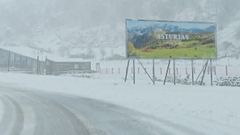 Carretera de acceso a la estacin invernal Fuentes de Invierno entre la nieve