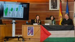 La traductora, la edila palestina Hanan Kaoud, y el alcalde de Culleredo, Jos Ramn Rioboo, durante el acto en el consistorio.