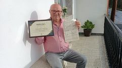 Arturo Vidal, con el diploma de la Seguridad Social y su primer contrato laboral