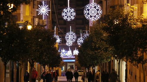 LUCES DE NAVIDAD EN OURENSE.En la ciudad, el alumbrado navideo se encendi la noche antes del puente de la Constitucin