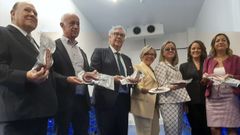 Directivos de Mariscos Gilmar y autoridades posando con producto de la compa��a vilanovesa durante el acto de inauguraci�n de la ampliaci�n de sus instalaciones.