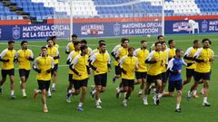 La selecci�n iraqu�, durante su entrenamiento ayer en el Abanca Riazor, escenario en el que esta noche se medir� a Espa�a