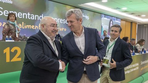 Rueda sada a Roberto Garca, reelexido secretario xeral de Unins Agrarias, con Cristbal Cano ao fondo