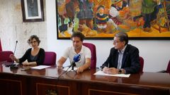 Beatriz Fernández-Anguiano, coordinadora institucional de Afundación en Ourense y Lugo; José Rafael Castro-Gil, alcalde suplente de O Carballiño; y Mateo Alonso San Román, coordinador institucional de Abanca en Ourense