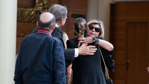 Terelu Campos abraza a su hija, Alejandra Rubio, en presencia de su exmarido en la puerta del tanatorio tras la muerte de Mara Teresa Campos