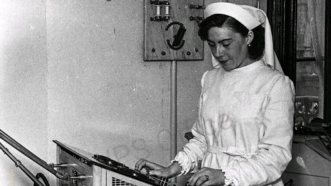 Una mujer en su puesto de trabajo (1945). Anónimo