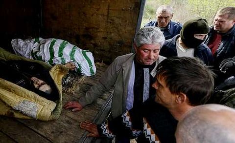 Los cuerpos de dos de las víctimas mortales del tiroteo de Slaviansk yacen depositados en una camioneta.