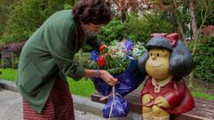 Una mujer pone unas flores junto a la imagen de Mafalda hoy mircoles en el campo San Francisco de Oviedo. EFE.