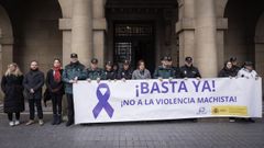 Pancarta contra la violencia machista durante un acto en Pamplona.