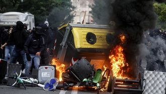 Contenedores quemados durante la protesta de Roma
