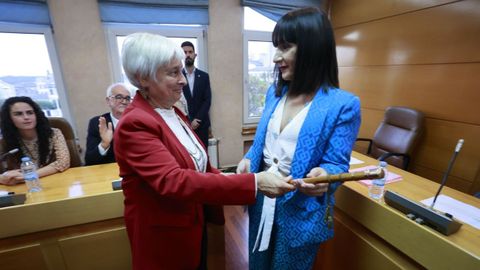 Marta Rouco (a la derecha), recibiendo, el 11 de octubre pasado, el bastn de mando de Elba Veleiro (a la izquierda) al tomar posesin como alcaldesa.