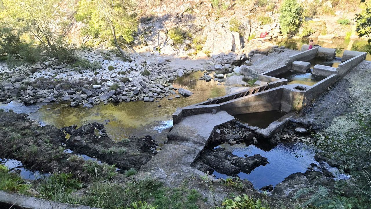El caudal del Lérez sube de un día para otro y Lores lo achaca a la parada técnica de Ence