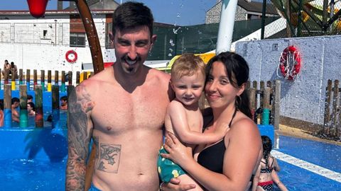 El pequeño Saúl y sus padres