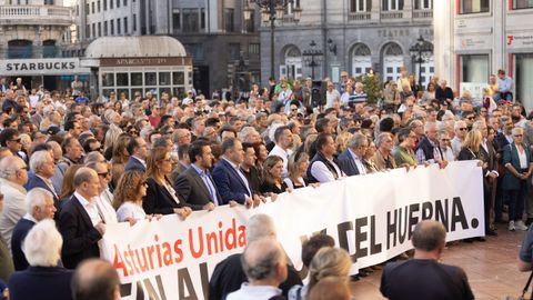 Varias personas con una pancarta, durante la manifestaci�n en contra del peaje del Huerna, a 17 de octubre de 2025, en Oviedo, Principado de Asturias (Espa�a).