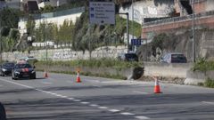 Carril cortado en la avenida de A Pasaxe (AC-12) para tirar la mediana a la altura del Burger King y permitir el cambio de sentido durante los tres d�as de corte total para demoler el escal�xtric del Chuac