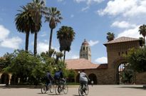 Estudiantes en bicicleta se desplazan por el campus de la Universidad de Stanford. 