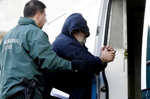 <span lang= es-es >Red extensa</span>. Naves de Vigo, Ourense y Doz�n en las que almacenaban y procesaban el alcohol llegado de Portugal. De los seis detenidos en Galicia, solo Carlos M. permanece en prisi�n. 