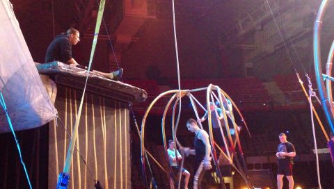 Miembros de la troupe de �Varekai�, entre el ensayo y el descanso