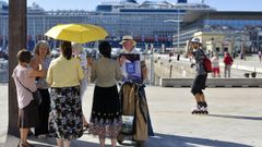 Imagen archivo de unos cruceristas visitando la ciudad de A Corua. 