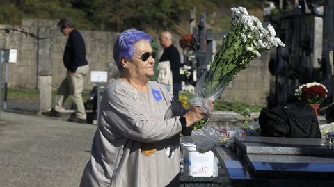 Cristina Noguerol con las flores que llev ayer al lugar en el que descansa su padre