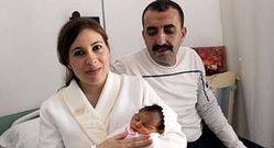 <span lang= es-es >El primero en Espa�a, con la primera campanada</span>. Naci� en Ceuta y se llama F�tima. Sus padres est�n parados.