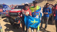 Fernando Alonso y Javier Ra�eces posan con la bandera de Asturias y sus medallas del Dakar 2020