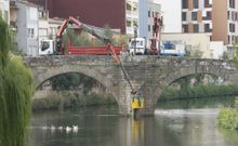 <span lang= es-es >Corte de tr�fico</span>. El puente viejo permaneci� cortado al tr�fico cerca de cuatro horas para que la maquinaria pudiese trabajar. A lo largo de la ma�ana se produjeron algunos atascos en la calle Corredoira, por la que se desvi� la circulaci�n a trav�s de Santa Clara. 