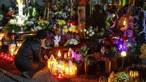 Una persona visita la tumba de un soldado ucraniano muerto, en el cementerio de Lviv. 