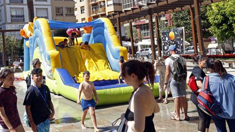 HINCHABLES DE AGUA Y UN SUPER TOBOGAN POR LAS COMPRAS HECHAS  EN COMERCIOS DE LA  ASOCIACION DE EMPRESARIOS DE RIBEIRA