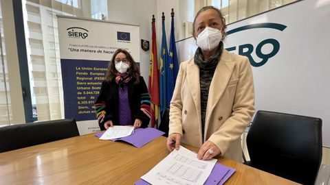 La concejala de Siero, Mercedes Pérez y la responsable del CAM, Eva Montes