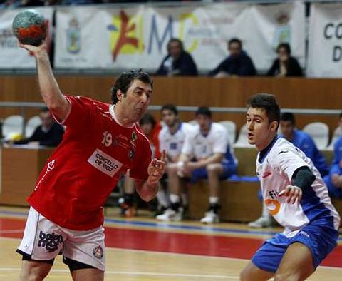 Fran Gonz�lez, durante una acci�n ofensiva del partido de yaer ante el Sinfin.