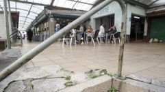 Desperfectos en el pavimento en la entrada del mercado, frente al cafet�n que sufre goteras.