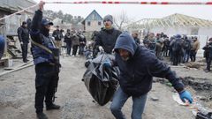 Traslado de seis cuerpos calcinados que yac�an en la calle tras la retirada de las tropas rusas en Bucha