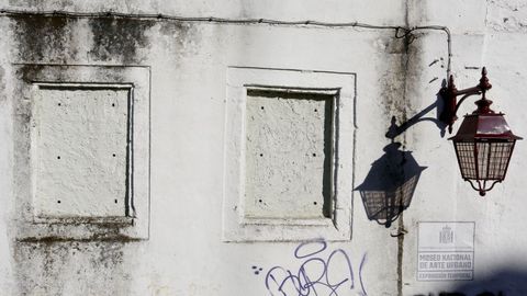 Ventanas tapiadas que dan a la Muralla