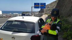 Rosario tuvo que atender al beb� de una pareja marroqu� cuando el hombre se indispuso al volante