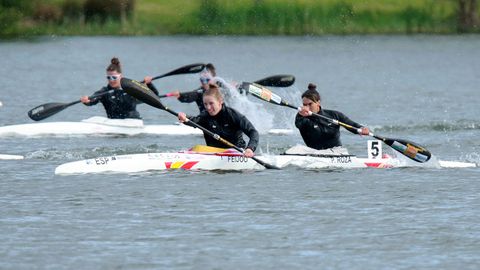 La pontevedresa Carolina Garca y la asturiana Sara Ouzande, en primer trmino, en el selectivo del K2 500