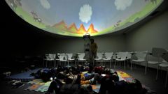 Taller para escolares de un centro educativo de Narón en el planetario de Aldea Nova, en una foto de archivo