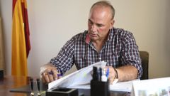 El alcalde de Agolada, en su despacho en una imagen de archivo.