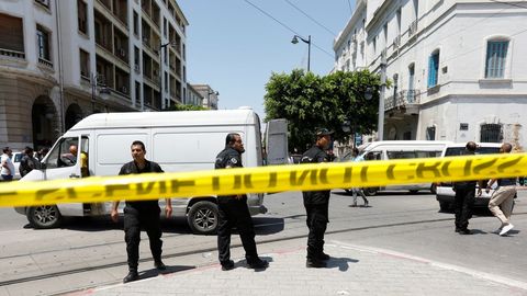 Agentes de polic�a desplegados en el lugar de uno de los atentados suicidas en el centro de la capital de T��ez